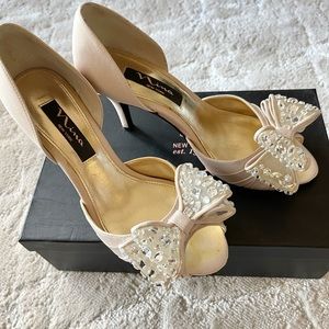 Nina shoes new york Creamy color with crystal bow size US 6.5